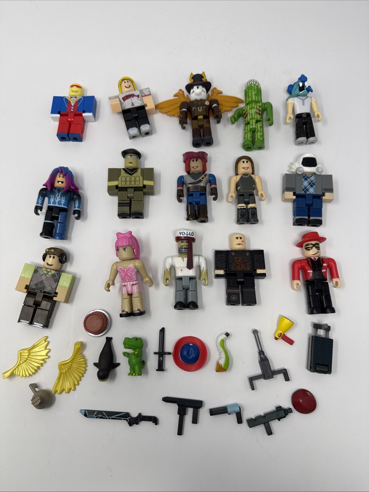 Roblox Mixed Lot of 15 Loose Figures Plus Some Accessories