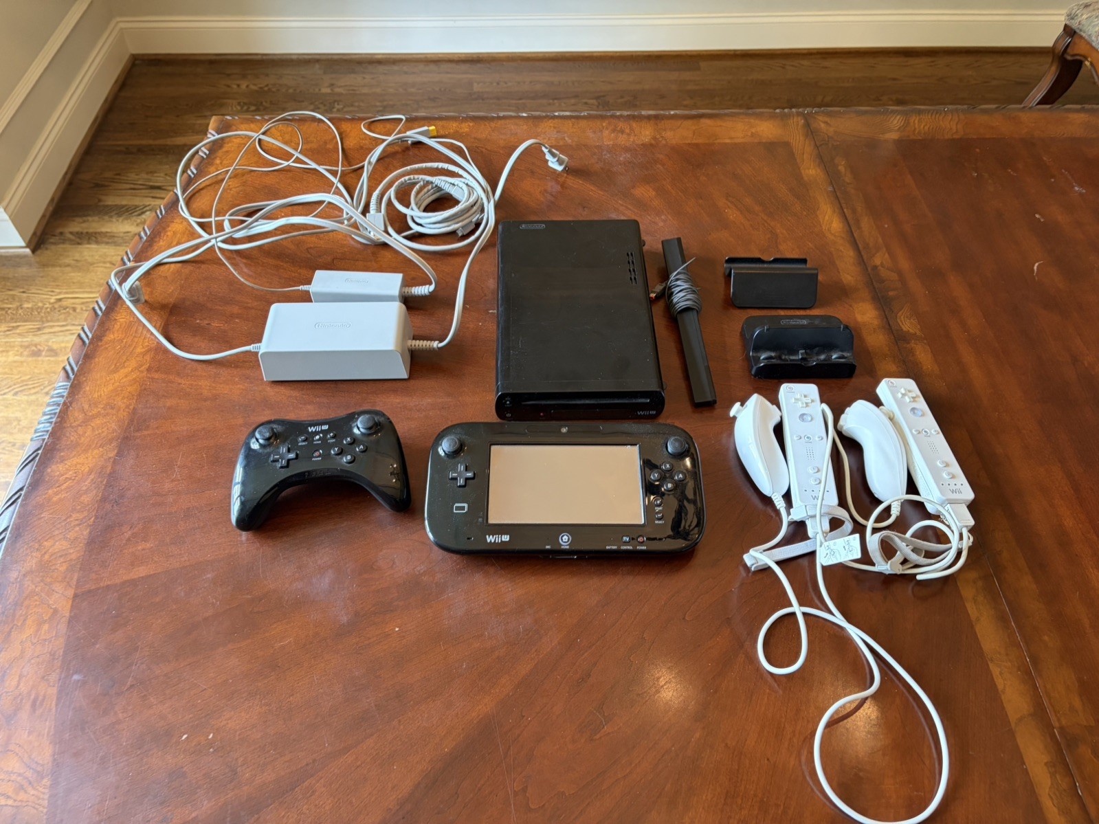Nintendo Wii U 32GB with Pro Controller, Wiimotes, Nunchucks, Fully Working