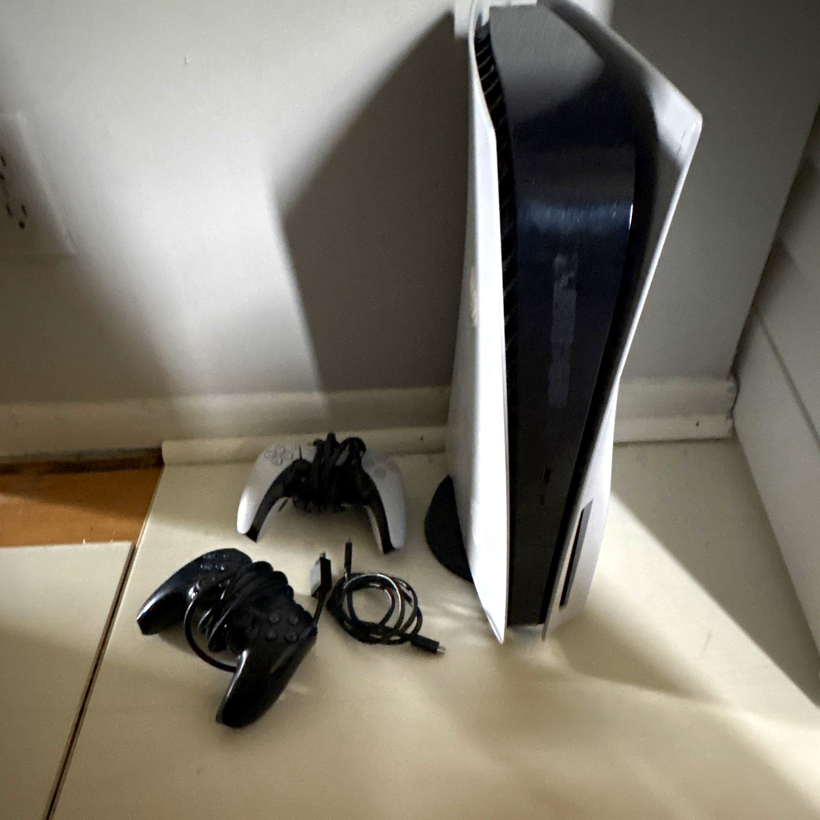 Sony PlayStation 5 (PS5) Console 825GB Wi-w/ 2 Controllers Used/new