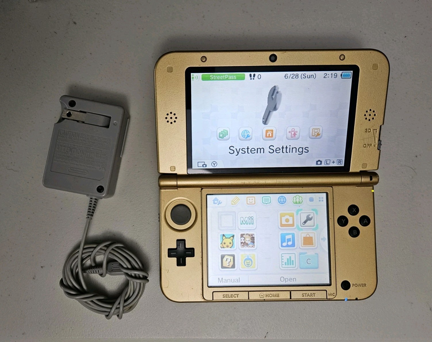 [READ] Nintendo 3DS XL Gold/Black System w/ Charger – Volume Slider NOT working